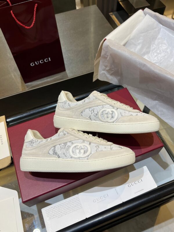 sy_no_93148090A7AF7BDCDB5CF25564ACF6E2_3 Gucci B Sneaker White Lace & Beige Suede – Ivory / Beige