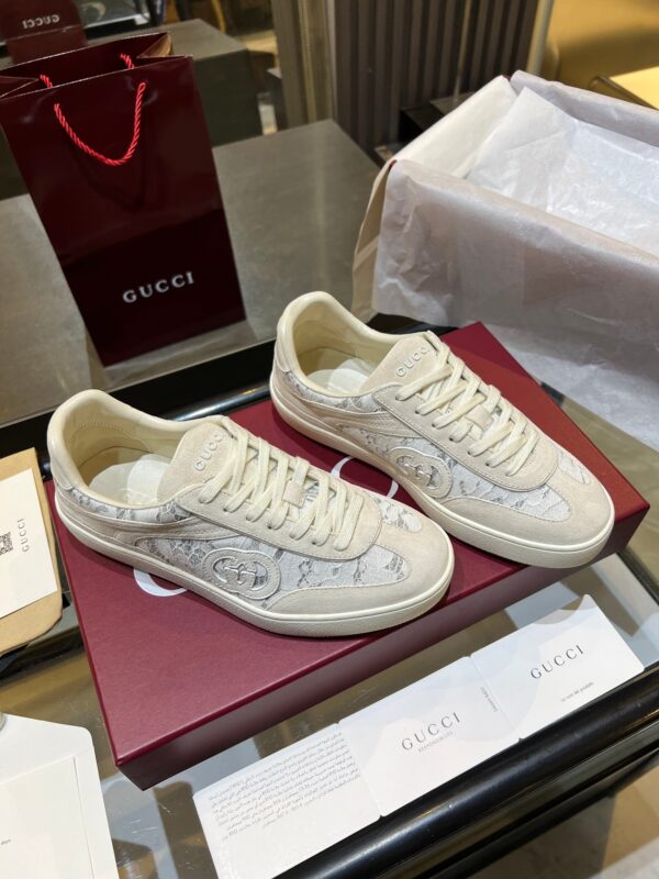 sy_no_93148090A7AF7BDCDB5CF25564ACF6E2_4 Gucci B Sneaker White Lace & Beige Suede – Ivory / Beige