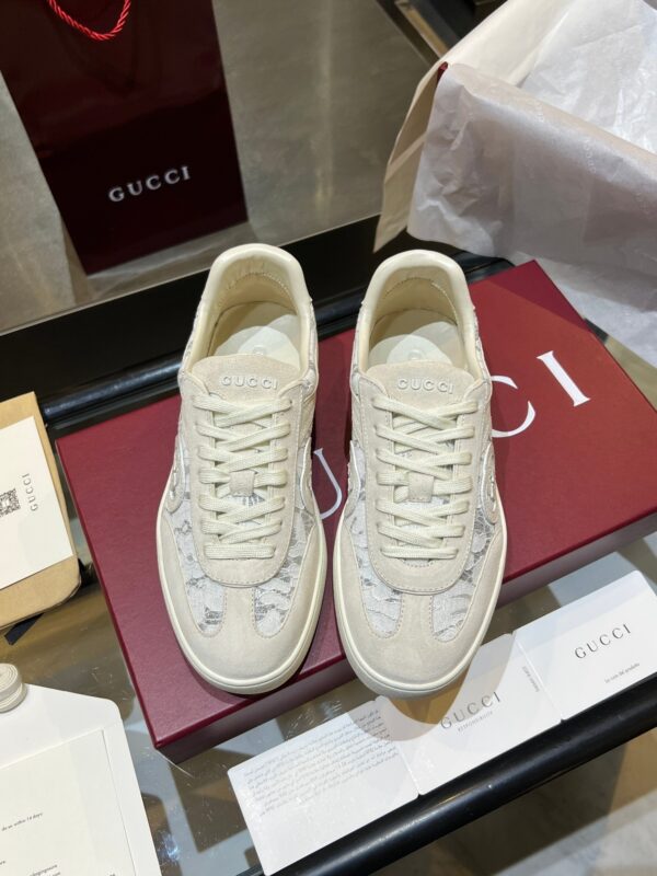 sy_no_93148090A7AF7BDCDB5CF25564ACF6E2_7 Gucci B Sneaker White Lace & Beige Suede – Ivory / Beige