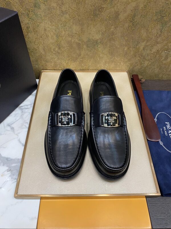 sy_no_933540030BD116A210F491B3F7EDA02E_0 Prada Black Calfskin Metal Logo Loafers