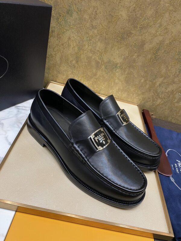 sy_no_933540030BD116A210F491B3F7EDA02E_1 Prada Black Calfskin Metal Logo Loafers
