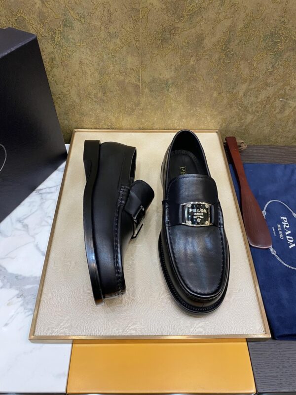 sy_no_933540030BD116A210F491B3F7EDA02E_7 Prada Black Calfskin Metal Logo Loafers