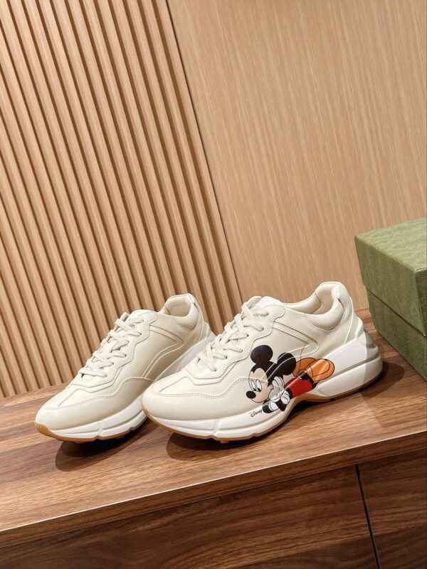 sy_no_93F0E3B7B1503ACE509FE362D8B26E69_0 Disney x Gucci Rhyton Mickey Mouse Sneaker – Ivory / Multicolor
