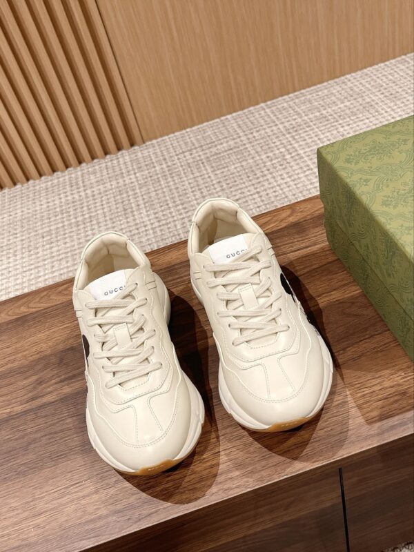 sy_no_93F0E3B7B1503ACE509FE362D8B26E69_1 Disney x Gucci Rhyton Mickey Mouse Sneaker – Ivory / Multicolor
