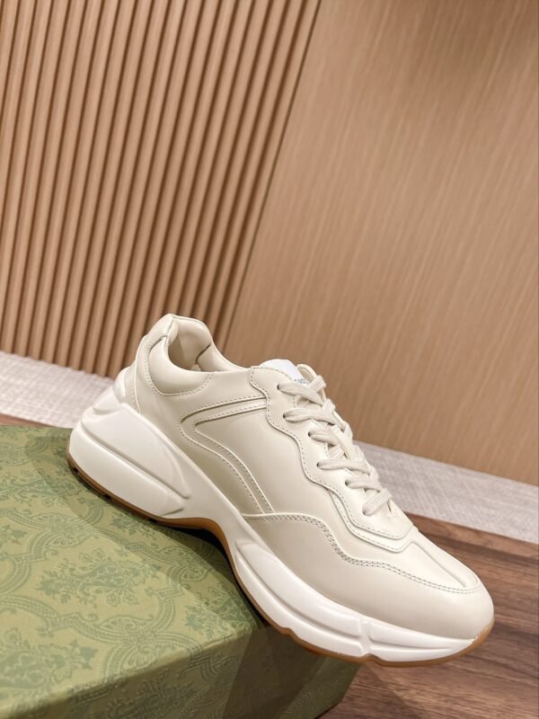 sy_no_93F0E3B7B1503ACE509FE362D8B26E69_2 Disney x Gucci Rhyton Mickey Mouse Sneaker – Ivory / Multicolor
