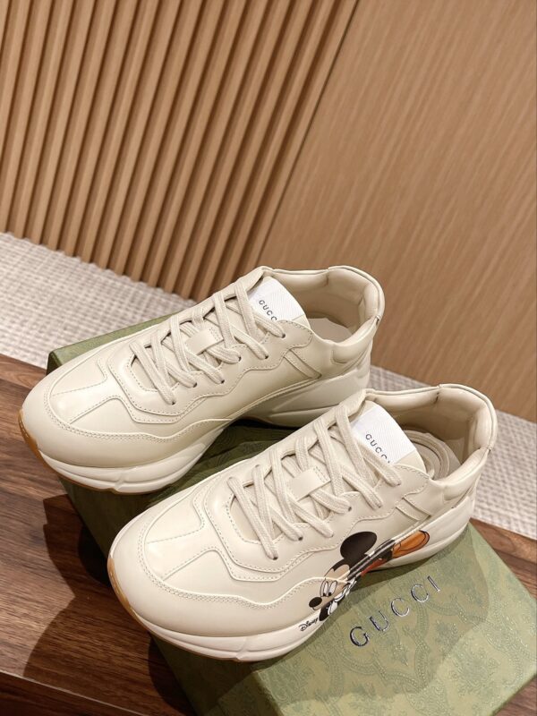 sy_no_93F0E3B7B1503ACE509FE362D8B26E69_3 Disney x Gucci Rhyton Mickey Mouse Sneaker – Ivory / Multicolor