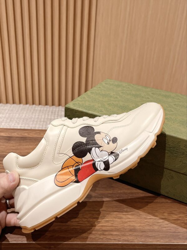 sy_no_93F0E3B7B1503ACE509FE362D8B26E69_4 Disney x Gucci Rhyton Mickey Mouse Sneaker – Ivory / Multicolor