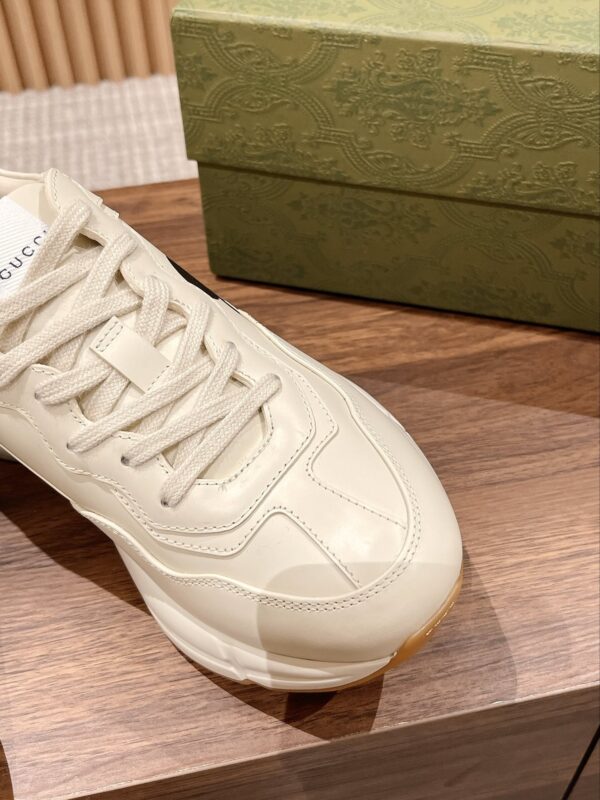 sy_no_93F0E3B7B1503ACE509FE362D8B26E69_5 Disney x Gucci Rhyton Mickey Mouse Sneaker – Ivory / Multicolor