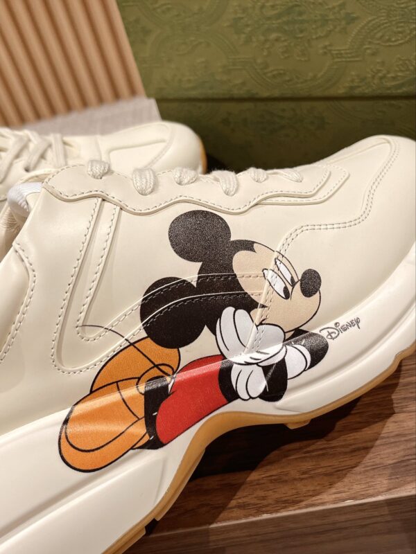 sy_no_93F0E3B7B1503ACE509FE362D8B26E69_6 Disney x Gucci Rhyton Mickey Mouse Sneaker – Ivory / Multicolor