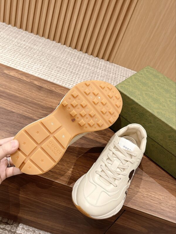 sy_no_93F0E3B7B1503ACE509FE362D8B26E69_7 Disney x Gucci Rhyton Mickey Mouse Sneaker – Ivory / Multicolor