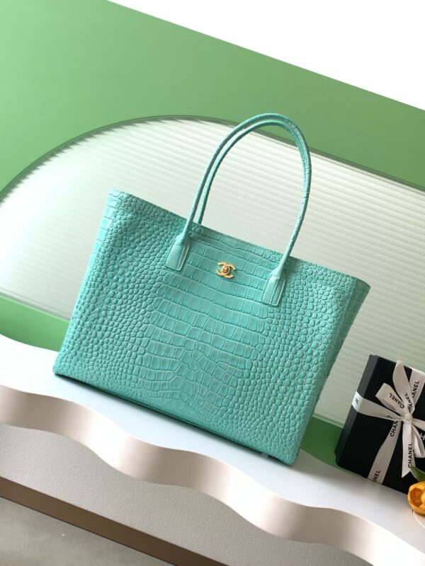 sy_no_968682DE55870964426116D288A49EA7_0 Cyan Cerf-Style Large Crocodile-Embossed Leather Tote Bag
