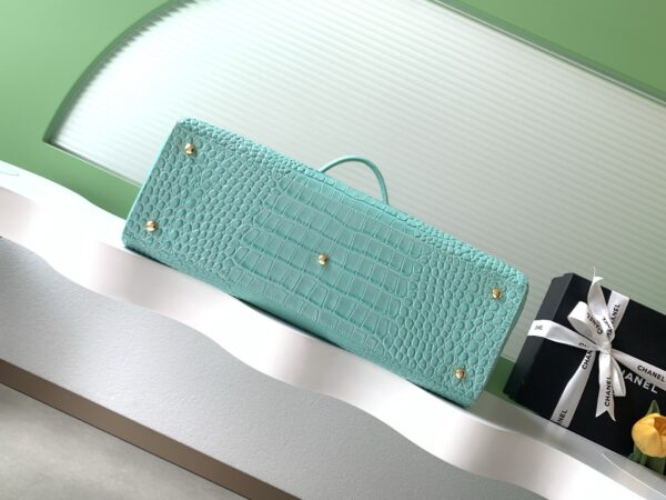 sy_no_968682DE55870964426116D288A49EA7_2 Cyan Cerf-Style Large Crocodile-Embossed Leather Tote Bag