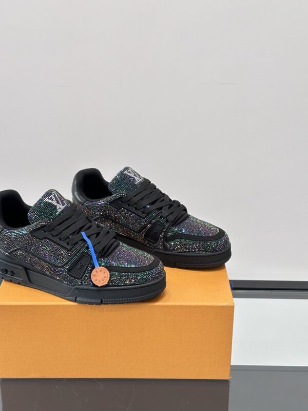 sy_no_992122BEE02EC7186BE4BE70665CED95_7 Black Crystal-Embellished Retro Low-Top Sneakers