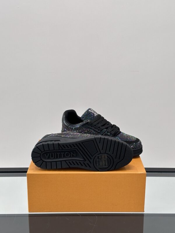 sy_no_992122BEE02EC7186BE4BE70665CED95_8 Black Crystal-Embellished Retro Low-Top Sneakers