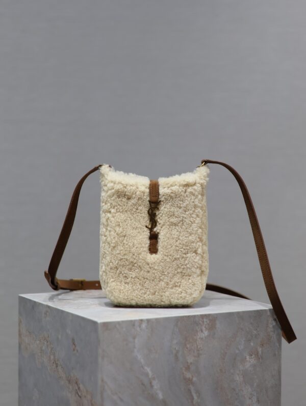 sy_no_9E8E22F692E8DDCF122381CA5BD10F18_0 Le 5A7 Lambswool Phone Bag – Camel & Cream