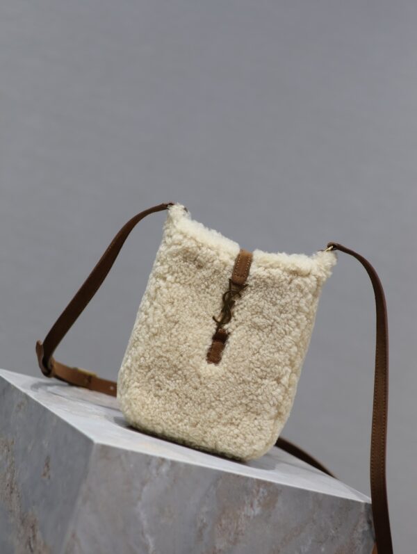 sy_no_9E8E22F692E8DDCF122381CA5BD10F18_1 Le 5A7 Lambswool Phone Bag – Camel & Cream