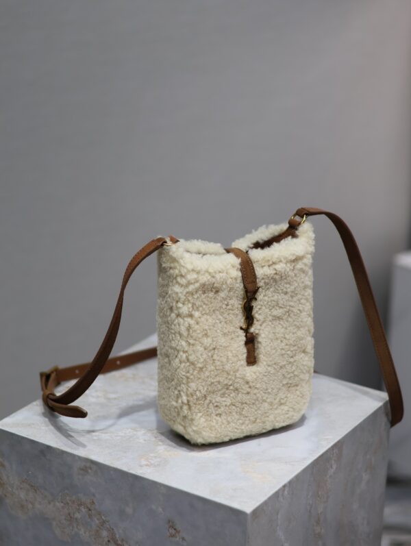 sy_no_9E8E22F692E8DDCF122381CA5BD10F18_2 Le 5A7 Lambswool Phone Bag – Camel & Cream