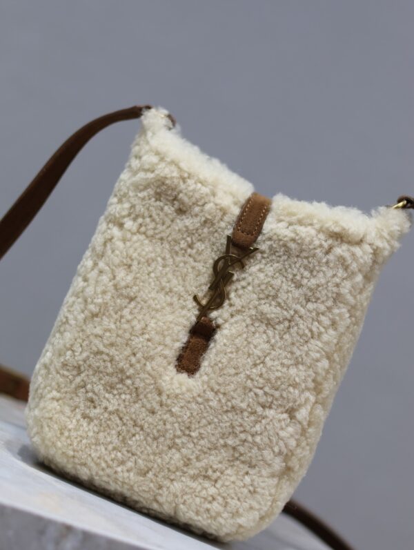 sy_no_9E8E22F692E8DDCF122381CA5BD10F18_3 Le 5A7 Lambswool Phone Bag – Camel & Cream
