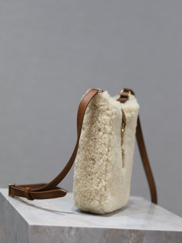 sy_no_9E8E22F692E8DDCF122381CA5BD10F18_4 Le 5A7 Lambswool Phone Bag – Camel & Cream