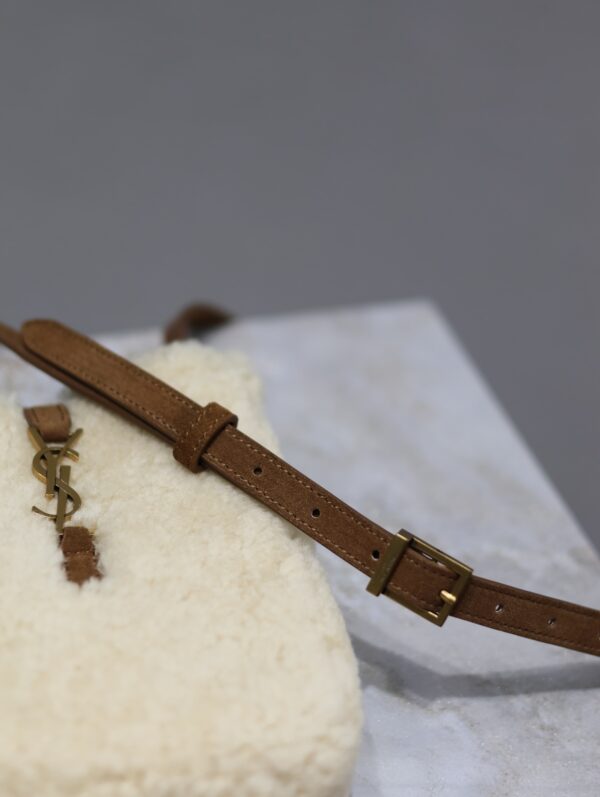sy_no_9E8E22F692E8DDCF122381CA5BD10F18_6 Le 5A7 Lambswool Phone Bag – Camel & Cream