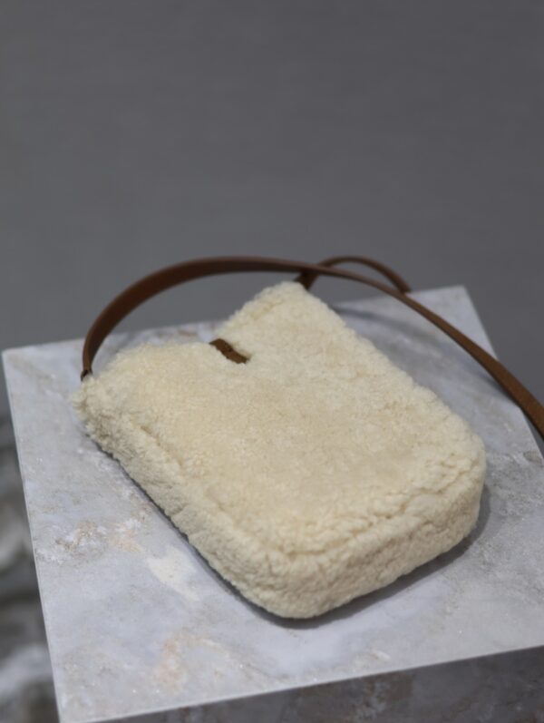 sy_no_9E8E22F692E8DDCF122381CA5BD10F18_8 Le 5A7 Lambswool Phone Bag – Camel & Cream