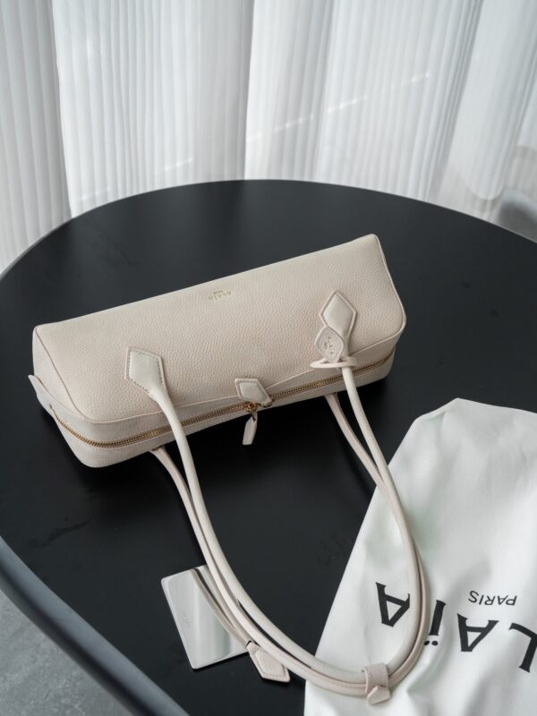 sy_no_9FB0B30D3F77111DD2953D3FD4941BE5_2 Alaïa Le Teckel Large Shoulder Bag