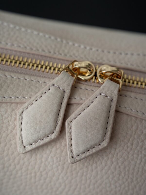 sy_no_9FB0B30D3F77111DD2953D3FD4941BE5_6 Alaïa Le Teckel Large Shoulder Bag