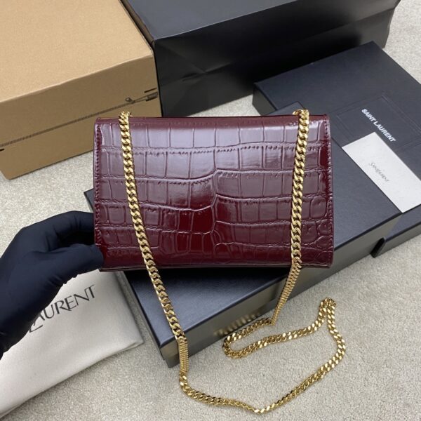 sy_no_A216C4EB2D18CB139115ACDCFAD7AEC1_1 Kate 24cm Shoulder Bag – Glossy Burgundy Crocodile-Embossed Leather & Gold