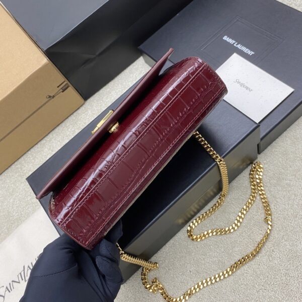sy_no_A216C4EB2D18CB139115ACDCFAD7AEC1_3 Kate 24cm Shoulder Bag – Glossy Burgundy Crocodile-Embossed Leather & Gold