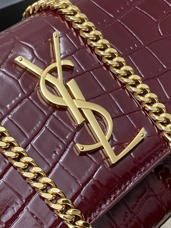 sy_no_A216C4EB2D18CB139115ACDCFAD7AEC1_4 Kate 24cm Shoulder Bag – Glossy Burgundy Crocodile-Embossed Leather & Gold