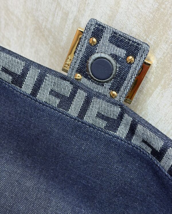 Fendi Baguette Jacquard Shoulder Bag – Classic Design