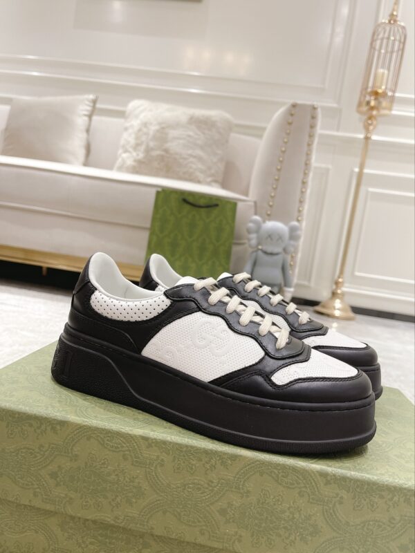 sy_no_A3164D73C8139399F32FC0D77D47DA9C_0 Black & White Embossed Leather Platform Sneakers