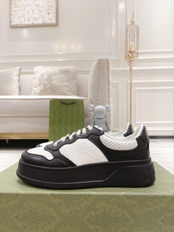 sy_no_A3164D73C8139399F32FC0D77D47DA9C_2 Black & White Embossed Leather Platform Sneakers