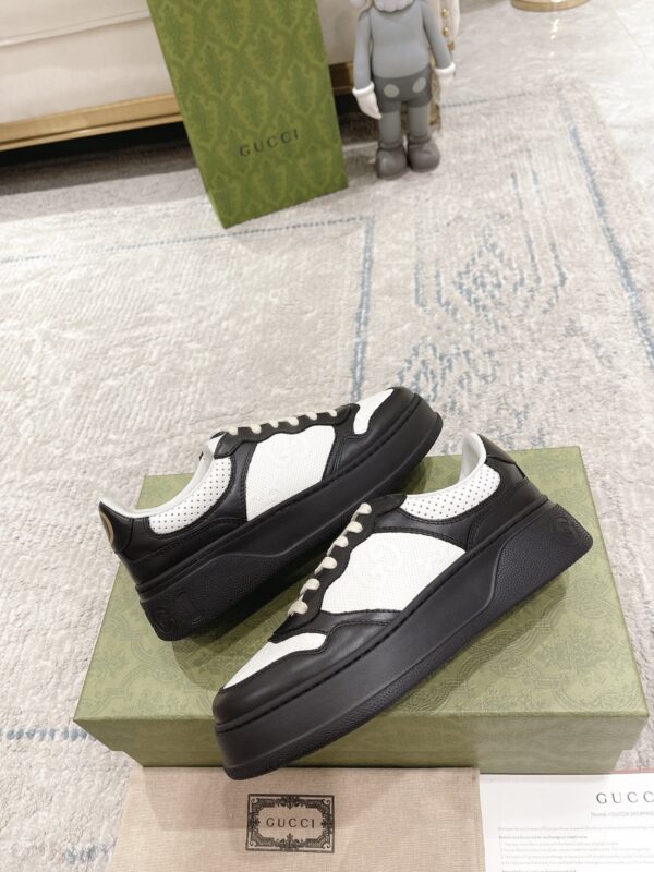 sy_no_A3164D73C8139399F32FC0D77D47DA9C_4 Black & White Embossed Leather Platform Sneakers