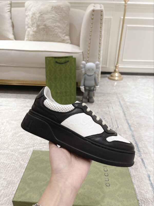 sy_no_A3164D73C8139399F32FC0D77D47DA9C_5 Black & White Embossed Leather Platform Sneakers