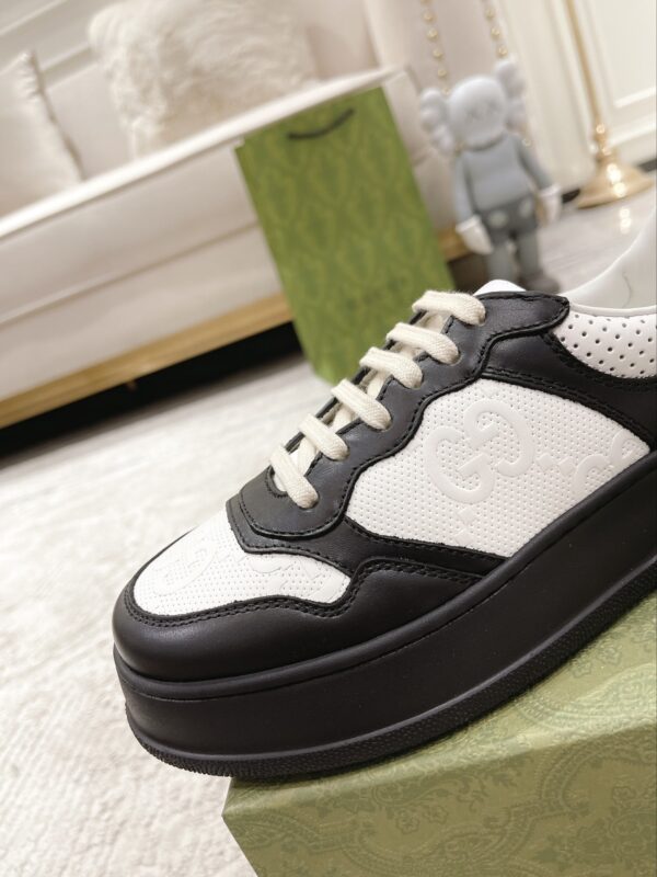 sy_no_A3164D73C8139399F32FC0D77D47DA9C_6 Black & White Embossed Leather Platform Sneakers