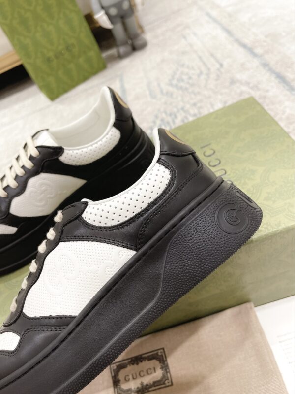 sy_no_A3164D73C8139399F32FC0D77D47DA9C_7 Black & White Embossed Leather Platform Sneakers