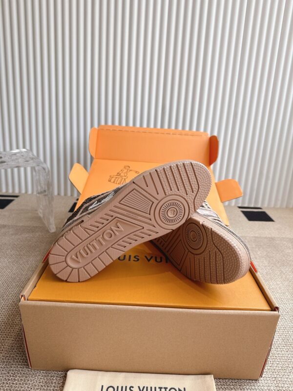 sy_no_A35984662CE77D83F042474B060D3CCA_8 Louis Vuitton LV Trainer Taupe Brown & Snake-Textured Sneakers