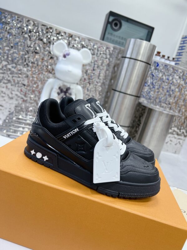 sy_no_A48B2F6DCE6770A93FB13DEC19E91963_0 Louis Vuitton LV Trainer Black & White Contrast Sneakers