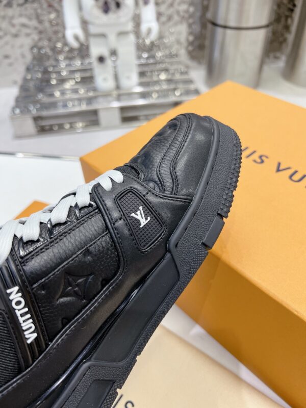 sy_no_A48B2F6DCE6770A93FB13DEC19E91963_7 Louis Vuitton LV Trainer Black & White Contrast Sneakers