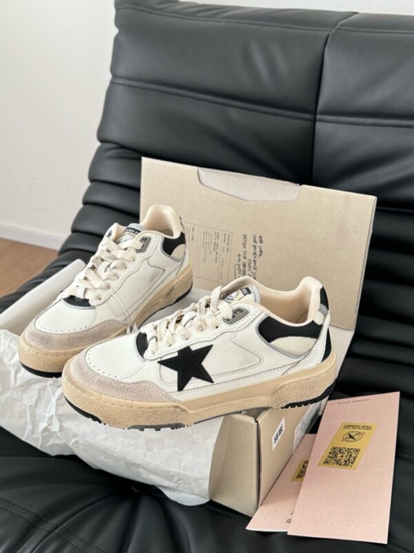 sy_no_A5665DE8CDE8B9A44E5D4004270C84A8_0 Cream & Black Star Distressed Platform Sneakers