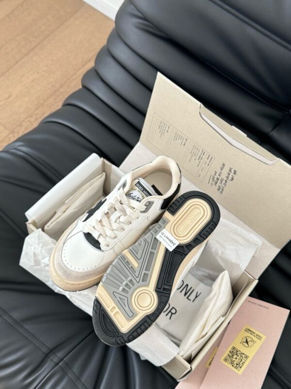 sy_no_A5665DE8CDE8B9A44E5D4004270C84A8_4 Cream & Black Star Distressed Platform Sneakers