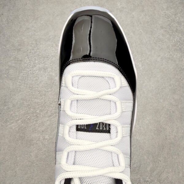 Air Jordan 11 – Concord