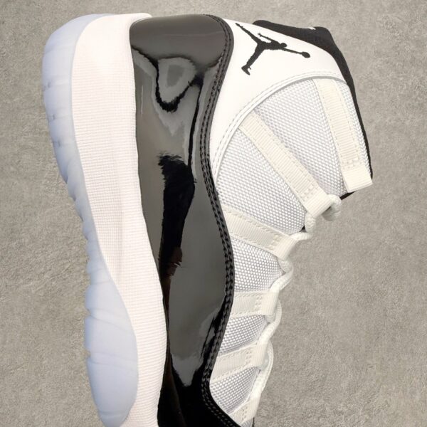 Air Jordan 11 – Concord