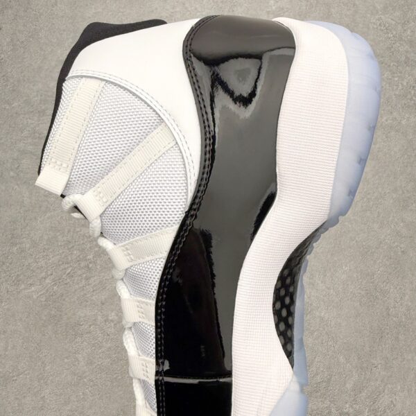 Air Jordan 11 – Concord