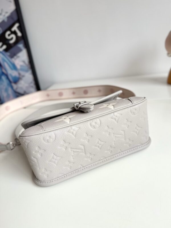 sy_no_A93ED72762E6EA12DA41ED6DB073C7A8_3 Louis Vuitton Diane Handbag