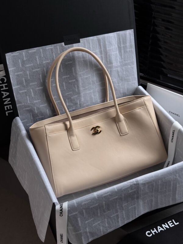 sy_no_A9DB2DA5AD7507587E0AB57BBACB7A50_0 White Cerf-Style Large Leather Tote Bag