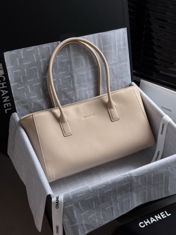 sy_no_A9DB2DA5AD7507587E0AB57BBACB7A50_1 White Cerf-Style Large Leather Tote Bag