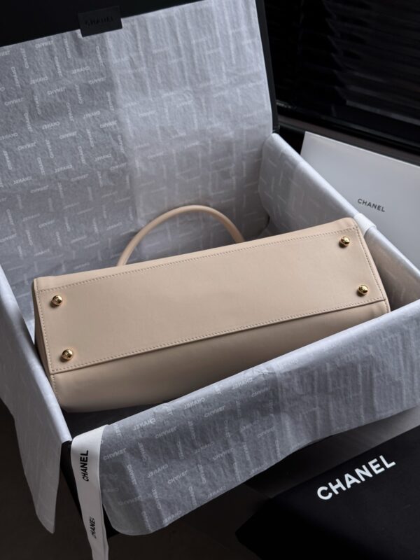 sy_no_A9DB2DA5AD7507587E0AB57BBACB7A50_2 White Cerf-Style Large Leather Tote Bag