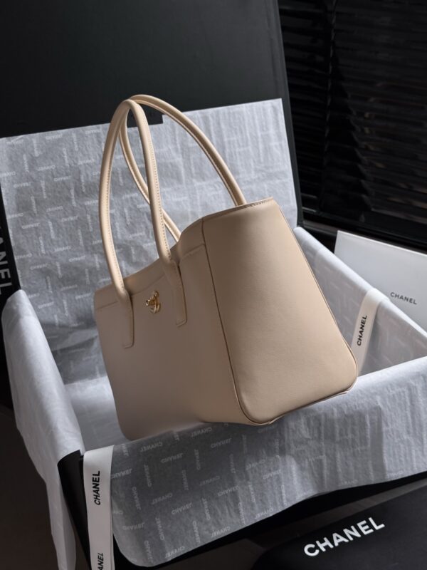 sy_no_A9DB2DA5AD7507587E0AB57BBACB7A50_3 White Cerf-Style Large Leather Tote Bag